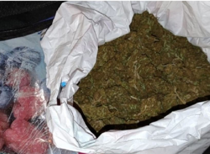 Comoară găsită în casa unui tânăr din Năvodari Patru kilograme de cannabis și 500 de doze cu substanță cu efecte psihoactive