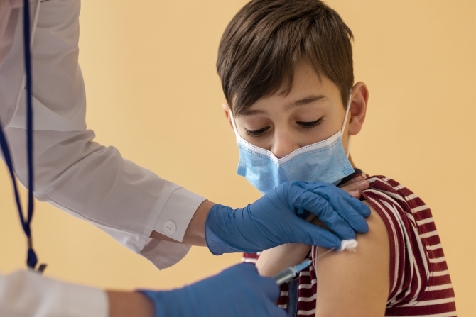 Copiii care se vaccinează ar putea primi vouchere de 100 de lei