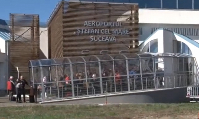 Cum au ajuns doi români la avion fără să treacă de niciun filtru. Incident bizar de securitate pe aeroportul Suceava