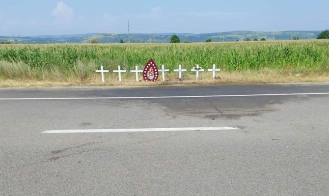  Imaginea durerii: O coroană şi şapte cruci, pe marginea drumului, după accidentul grav din Bacău - Sursa - Atentie Politia Botosani 