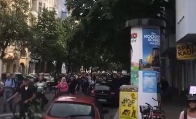 Mii de oameni, în stradă, la Berlin. Protestatarii sunt nemulțumiți de restricțiile din pandemie - VIDEO