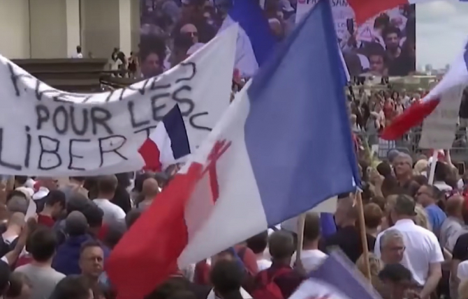 Noi proteste masive în Franţa împotriva certificatului sanitar