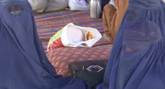 Omorâte cu pietre, biciuite în public, cu degetele tăiate. Lista celor 29 de reguli care le îngrozesc pe femeile afgane