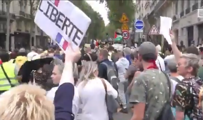 Franţa. PROTESTE în Paris după validarea permisului sanitar: "Macron, nu vrem permisul tău!" - VIDEO (captura video)