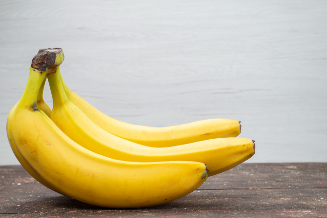 Puneți două banane pasate într-o pungă și băgați piciorul în ea. Rezultat surprinzător!