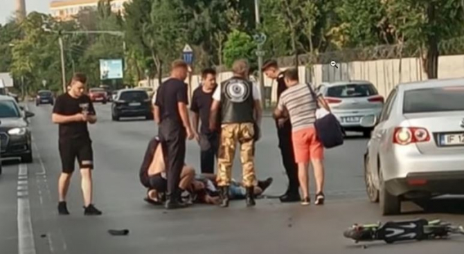 Un tânăr, care se deplasa pe trotinetă, lovit mortal de un automobil, în București. Motociclistul care l-ar fi lovit cu casca, acuzat de omor Sursa - captura Antena3