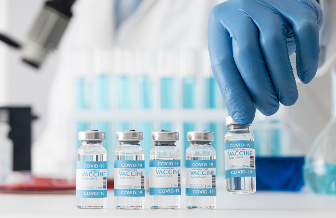 Medicii vor fi suspendați dacă „spun minciuni” despre vaccinul Covid