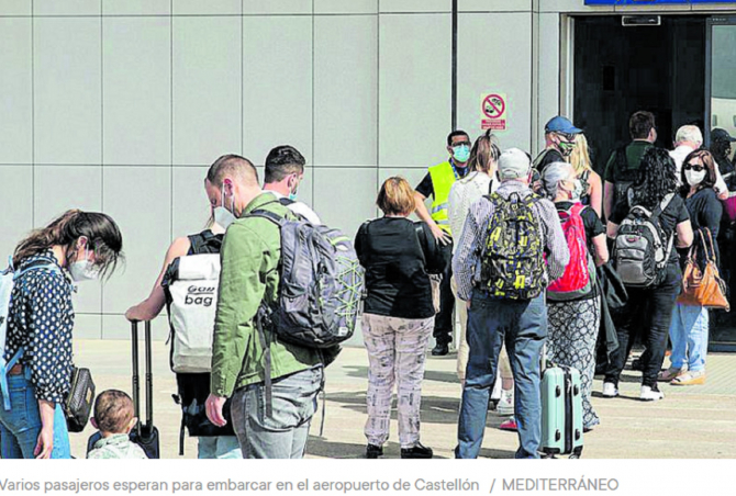 ZECI de ROMÂNI care voiau să meargă în SPANIA, BLOCAȚI pe AEROPORT: „Ne-au înșelat!”. FOTO: elperiodicomediterraneo.com