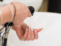 Depunerile de calcar de pe capul de duș și robinet rămân o amintire: Secretul să cureți simplu și eficient „piatra“ cu ce ai la îndemână în casă