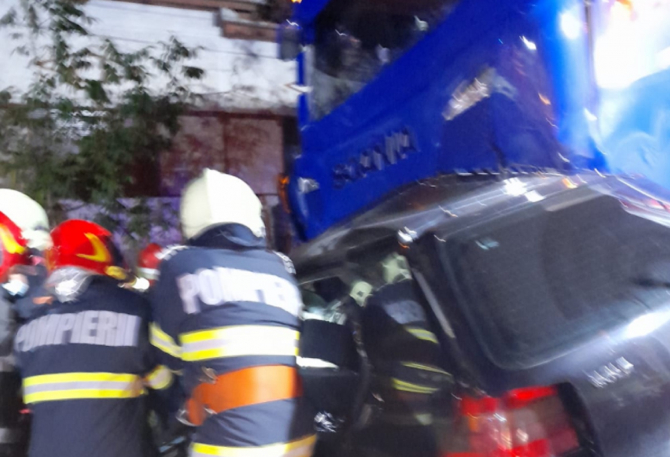 Accident teribil în Caraș-Severin. Patru morți după ce o mașină s-a izbit de un TIR