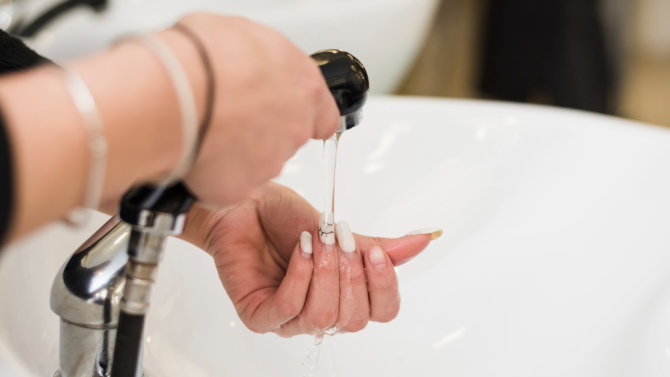Depunerile de calcar de pe capul de duș și robinet rămân o amintire: Secretul să cureți simplu și eficient „piatra“ cu ce ai la îndemână în casă