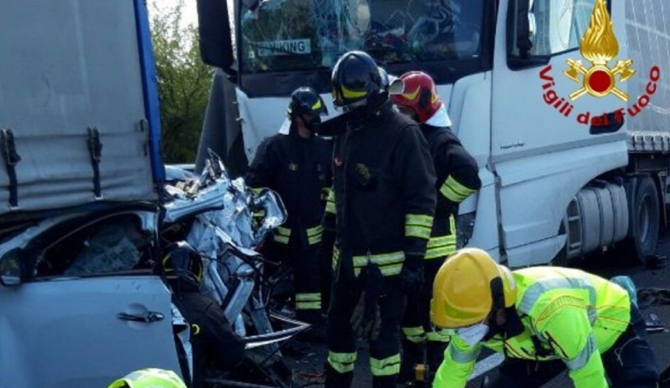 Italia. Șofer ROMÂN de TIR, MORT într-un ACCIDENT CUMPLIT. Trei camioane, implicate în impactul fatal 