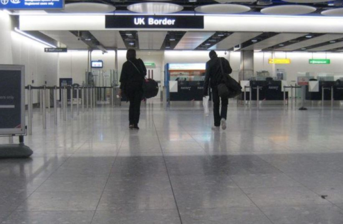 Marea Britanie. Regulile de călătorie provoacă indignare Este rasism, discriminare, xenofobie 