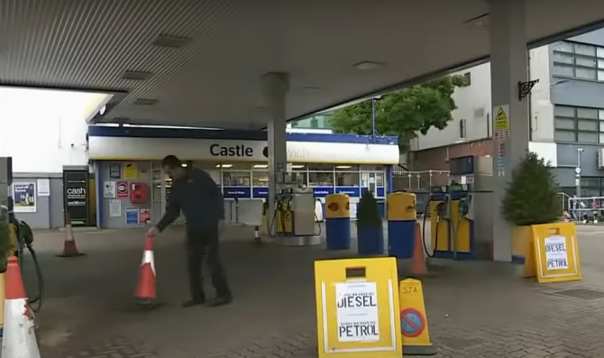 Șoferii din Marea Britanie se bat în benzinării