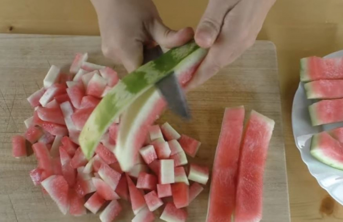 Nu aruncați niciodată cojile de pepene verde. Puteți face din ele o dulceață extrem de delicioasă 