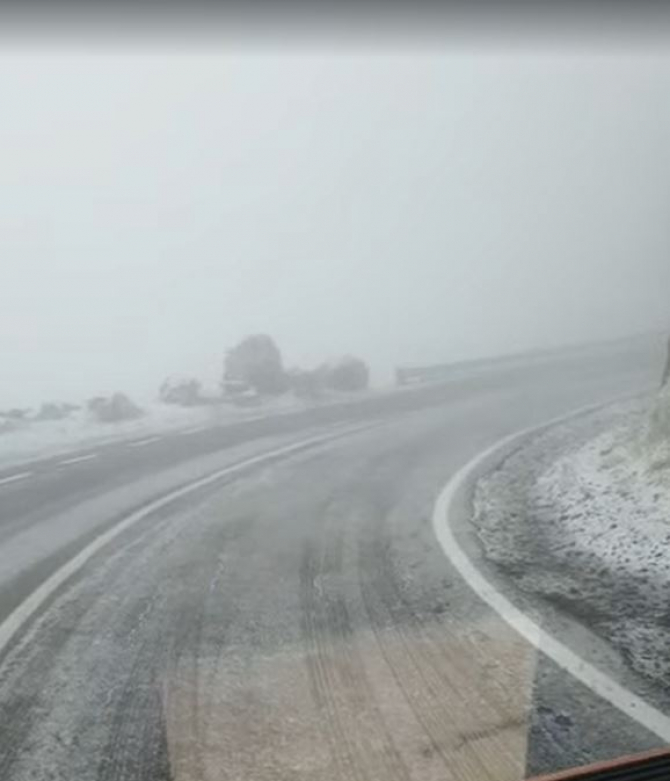 Prima zăpadă din acest sezon pe Transfăgărășan. Șoferii, atenționați să circule cu atenție 