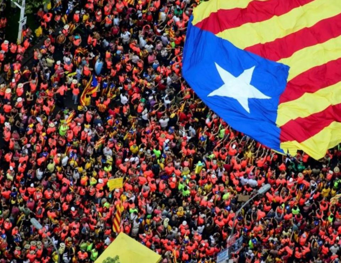 Spania Zeci de mii de catalani au manifestat pentru independenţă la Barcelona