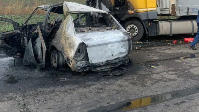 Un șofer român a murit carbonizat, după ce a intrat cu mașina într-un TIR