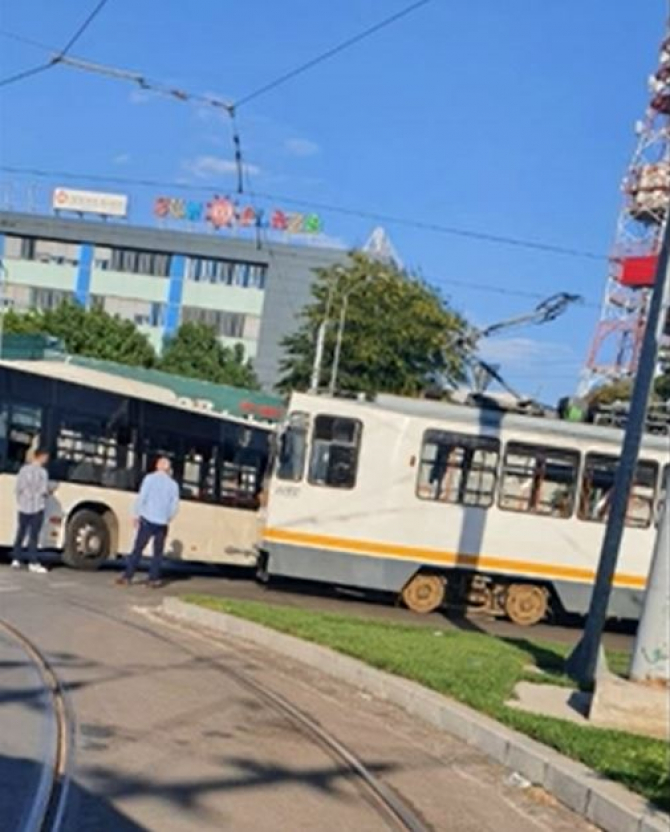 Un tramvai a lovit un autobuz STB. Circulația tramvaielor este blocată în București 