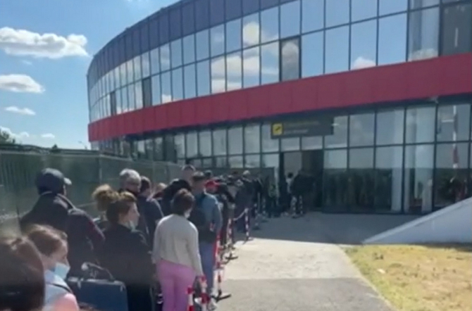 Zeci de români care s-au întors din Londra, blocați ore în șir pe un aeroport din România