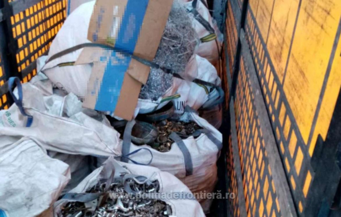 Ansamblu rutier, încărcat cu peste 21 de tone de deșeuri, oprit la intrare în România 