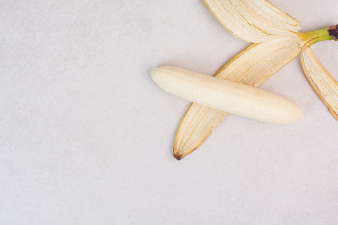 Așezați câteva coji de banane sub carne, înainte de a o introduce în cuptor. Un truc incredibil pentru friptura ta!