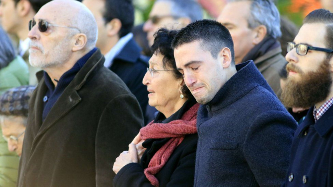  Mama tinerei ucisă în atentatul de la Bataclan, răpusă de durere. FOTO-BBC