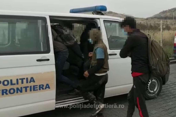 Doi români, care ieșeau din țară, s-au ales cu dosare penale. Ar fi câștigat 1300 de euro, dacă și-ar fi dus planul până la capăt 