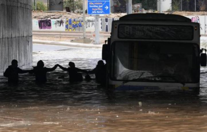 Imaginile dezastrului din Grecia. Inundațiile de coşmar din Corfu au distrus sate întregi și au lăsat mii de oameni pe drumuri
