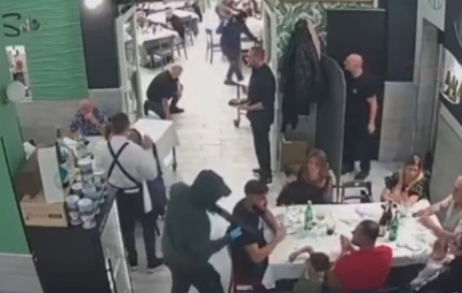 Italia. Familii cu copii, atacate de indivizi cu kalașnikov, într-o pizzerie: „S-ar fi putut transforma într-un masacru! Monștri fără scrupule”- VIDEO