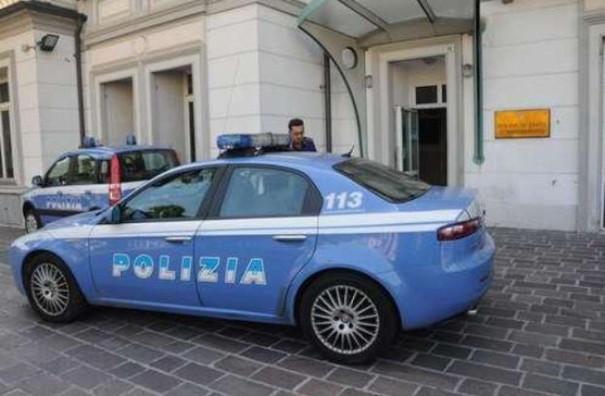 Italia. O româncă recalcitrantă a atacat agenții de polițiștie și a amenințat o vânzătoare cu un cuțit