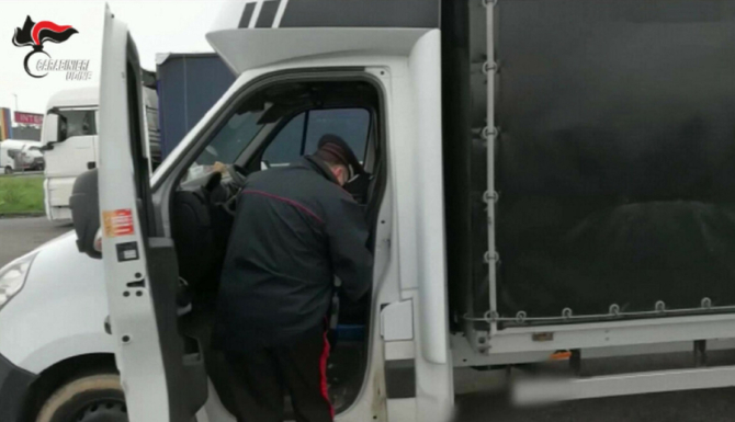 Italia. Șase șoferi români, arestați într-o zonă de odihnă, după ce au descărcat „marfa”. FOTO: captură udinetoday.it