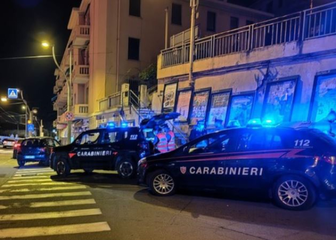 Italia. Un român, prins în timp ce forța portiera unei mașini cu un cuțit 