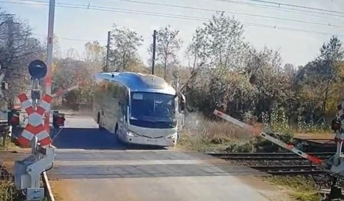 Mai mulți români, pasageri în autobuz, la un pas de moarte. Șoferul a spulberat barierele de la o trecere la nivel cu calea ferată 
