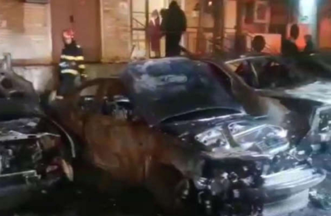 Mașinile dintr-o parcare au ars, în Galați. Se ia în calcul o mână criminală: „N-am putut să ies din bloc că începeau să se topească uşile”