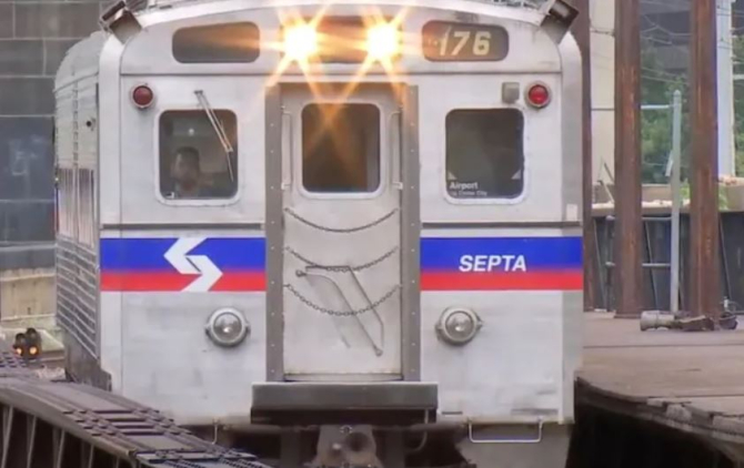 O femeie a fost violată într-un tren, dar nimeni nu a intervenit să o ajute