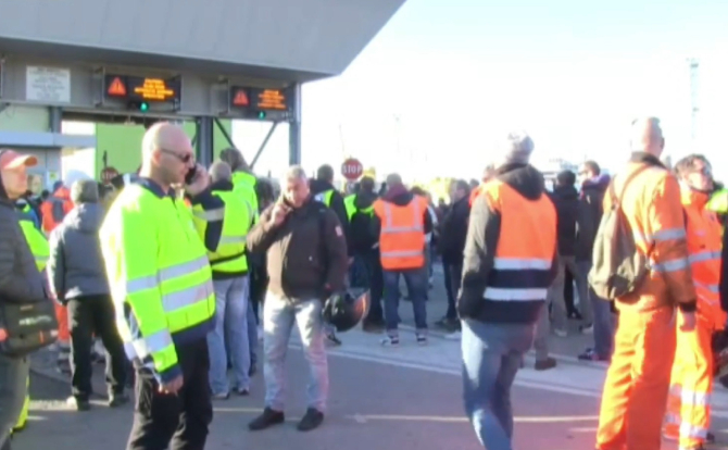 Proteste în Italia. Green Pass-ul obligatoriu provoacă greve în rândul angajaţilor: „Doar aici trebuie să plătești pentru a intra la muncă” - VIDEO 