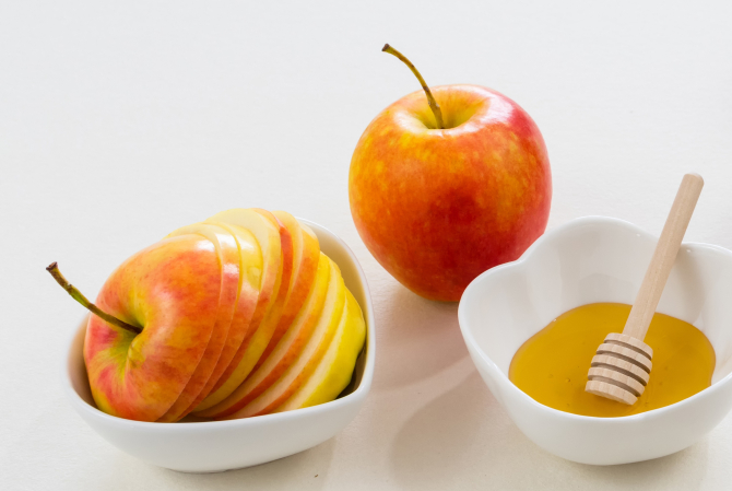 Răzuiți un măr, adăugați o lingură de miere și lăsați amestecul să acționeze 15 minute. Un truc magnific!