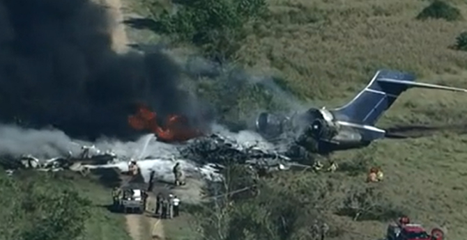 Un avion s-a prăbuşit la câteva secunde după decolare, pe un câmp din apropierea pistei