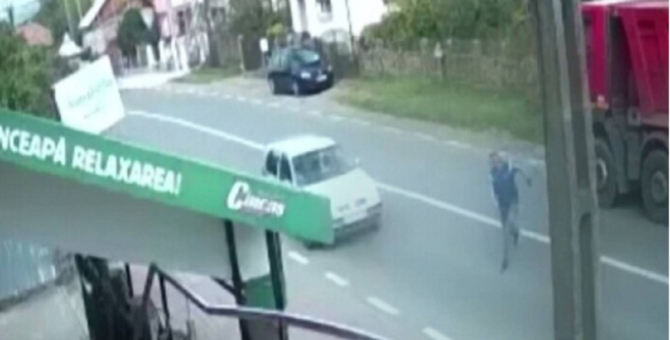 Un şofer român de TIR, de numai 27 de ani, mort după ce a coborât de la volanul camionului. FOTO: captură Știrile PRO TV