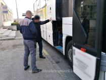 Autocar cu destinația Italia, oprit la frontieră. Un pasager a fost dat joi imediat, iar bagajele i-au fost confiscate