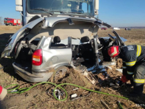 Doi copii și un adult au murit, într-un accident rutier grav. Mașina lor a fost lovită violent de un camion Sursa - romania24.ro