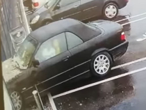 O șoferiță a intrat cu mașina prin geamul unui supermarket, încercând să iasă din parcare