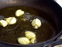 Zdrobește 5 căței de usturoi și fierbe-i în ulei de cocos sau de măsline. Aplică compoziția pe cap, iar efectul va fi uimitor 