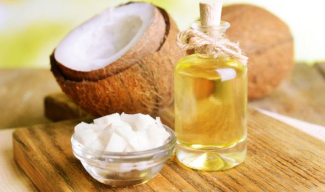 Amestecă puțin ulei de cocos cu miere și aplică pe păr. Toate prietenele te vor invidia și vor dori să afle trucul secret 