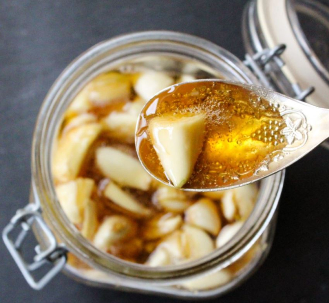 Amestecă usturoi zdrobit cu miere și piper. Cum să prepari cel mai puternic antibiotic natural cunoscut 