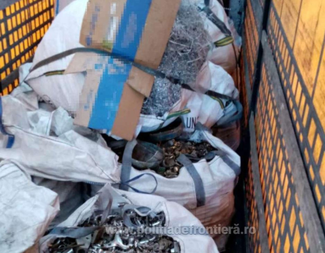Camion, încărcat cu peste 20 tone de deșeuri din aluminiu, oprit la vama Nădlac.