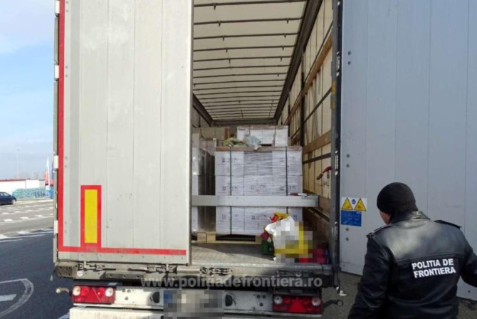 Camion, verificat în vama Calafat. Ce ascundea șoferul bulgar în două cutii. Polițiștii au confiscat imediat bunurile găsite 