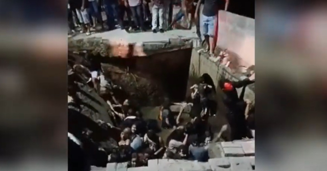 Cel puțin 30 de victime, după prăbușirea unui trotuar: Oamenii au fost înghiţiţi de craterul format în asfalt - VIDEO