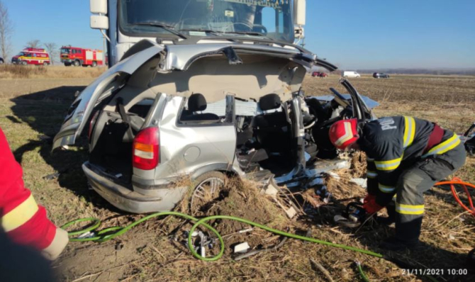 Doi copii și un adult au murit, într-un accident rutier grav. Mașina lor a fost lovită violent de un camion Sursa - romania24.ro